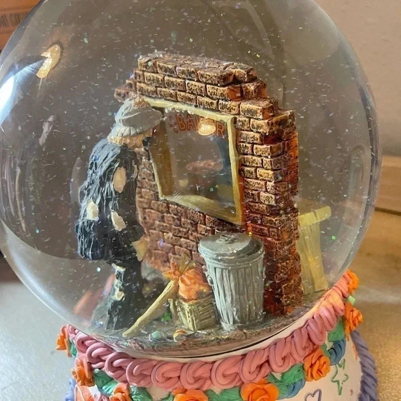 RARE and VHTF SIGNED by Emmett Kelly Jr 1994 Snow Globe. - Picture 8 of 15